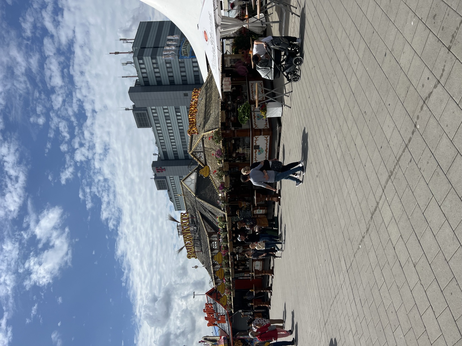 Zwei reetgedeckte Bauernkate-Pavillons mit Besuchern auf dem Festplatz